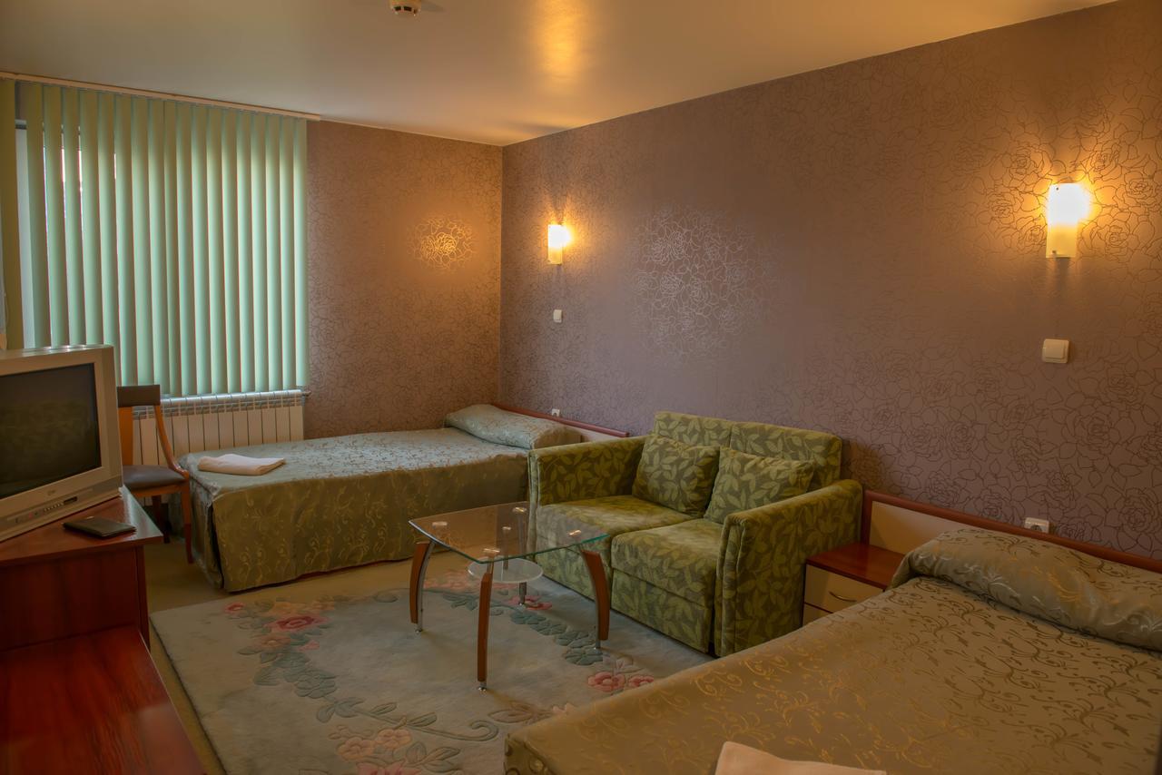 Hotel Kapri Yambol Екстер'єр фото