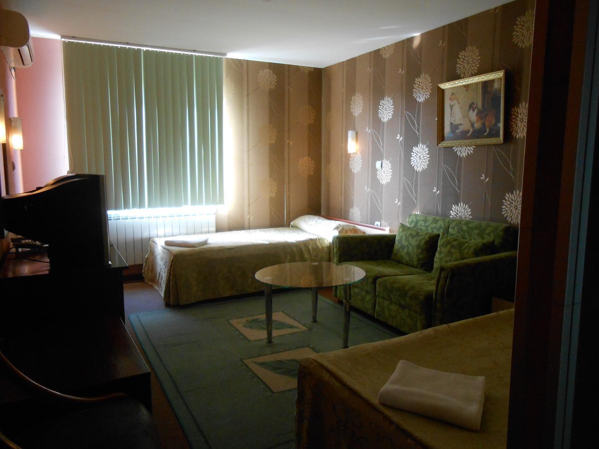 Hotel Kapri Yambol Екстер'єр фото